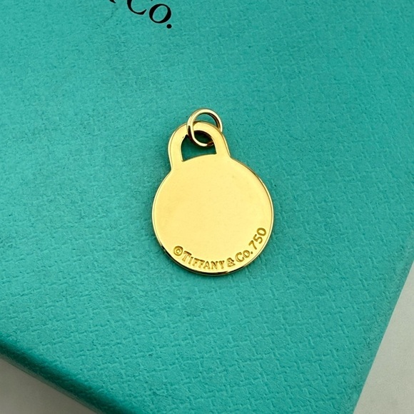 RARE Return to Tiffany & Co. 18k Small Round Lock Charm in Yellow Gold - Picture 4 of 6